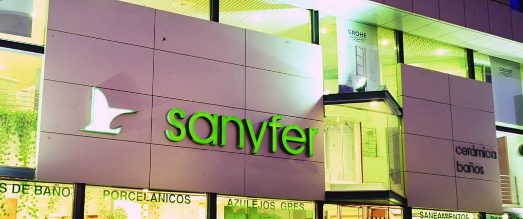 Fachada de la tienda Sanyfer en Roquetas de Mar